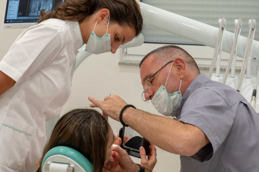DENTAL CENTAR MIRKOVIĆ - stomatološka ordinacija Novi Sad - fotografija zubara koji rade