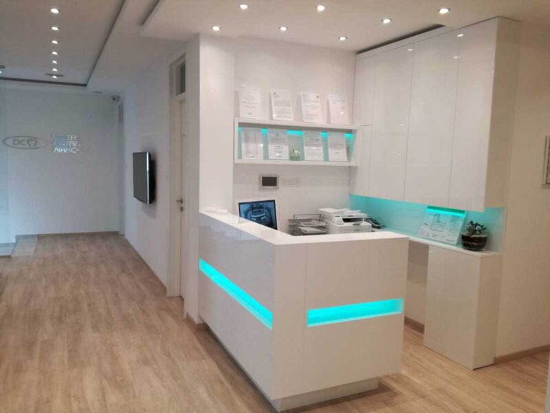 DENTAL CENTAR MIRKOVIĆ - stomatološka ordinacija Novi Sad - fotografija prijemnog pulta u ordinaciji