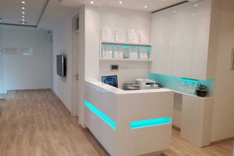 DENTAL CENTAR MIRKOVIĆ - stomatološka ordinacija Novi Sad - fotografija prijemnog pulta u ordinaciji