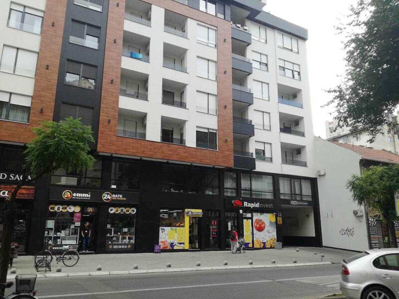 DENTAL CENTAR MIRKOVIĆ - stomatološka ordinacija Novi Sad - fotografija ulaza u zgradu ordinacije