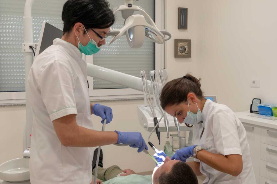 DENTAL CENTAR MIRKOVIĆ - fotografija zubara koji rade