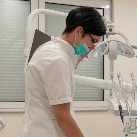 ivana-jovanovic DENTAL CENTAR MIRKOVIĆ - stomatološka ordinacija Novi Sad - fotografija medecinske sestre u ordinaciji