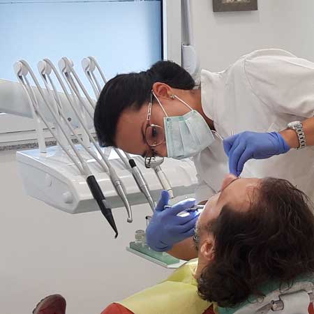 DENTAL CENTAR MIRKOVIĆ - stomatološka ordinacija Novi Sad - fotografija zubara koji rade